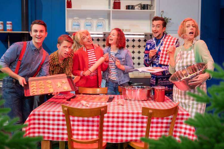 Darstellende beim gemeinsamen Backen auf der Bühne